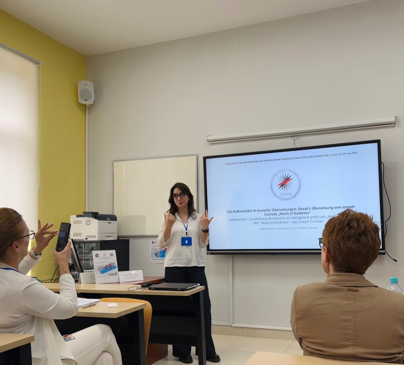 Professorin Dalina Berisha bei einem Vortrag